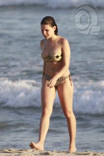 Bruna Linzmeyer feet photo thumbnail