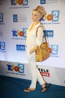 Bruna Linzmeyer feet photo thumbnail