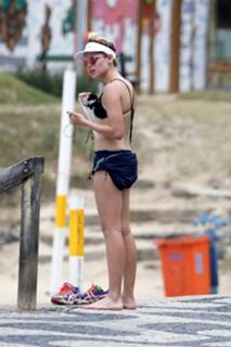 Bruna Linzmeyer feet photo thumbnail