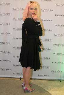 Bruna Linzmeyer feet photo thumbnail