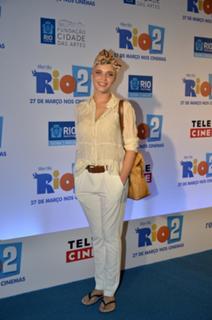 Bruna Linzmeyer feet photo thumbnail