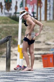 Bruna Linzmeyer feet photo thumbnail