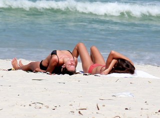 Bruna Linzmeyer feet photo thumbnail