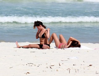 Bruna Linzmeyer feet photo thumbnail