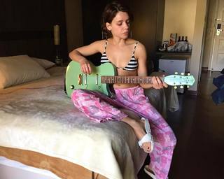 Bruna Linzmeyer feet photo thumbnail