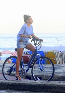 Bruna Linzmeyer feet photo thumbnail