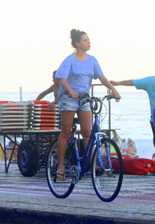 Bruna Linzmeyer feet photo thumbnail