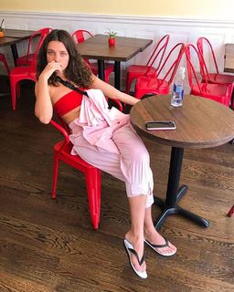 Bruna Linzmeyer feet photo thumbnail