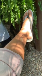 Bruna Linzmeyer feet photo thumbnail