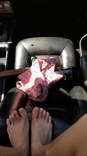 Bruna Linzmeyer feet photo thumbnail