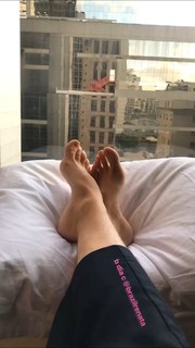 Bruna Linzmeyer feet photo thumbnail