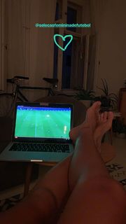 Bruna Linzmeyer feet photo thumbnail