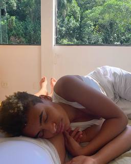 Bruna Linzmeyer feet photo thumbnail