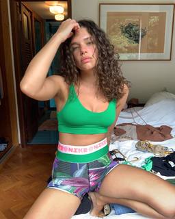 Bruna Linzmeyer feet photo thumbnail