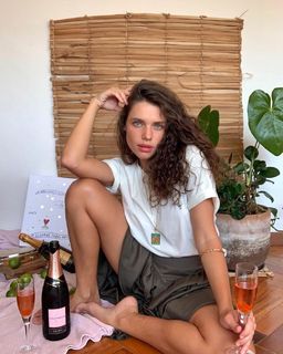 Bruna Linzmeyer feet photo thumbnail