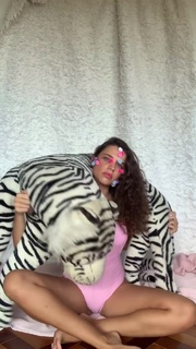 Bruna Linzmeyer feet photo thumbnail