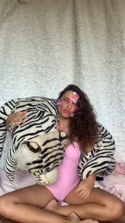 Bruna Linzmeyer feet photo thumbnail