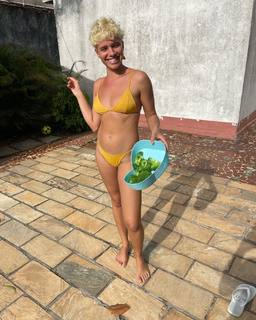 Bruna Linzmeyer feet photo thumbnail