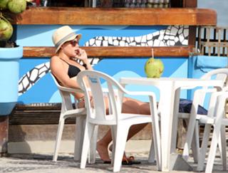 Bruna Linzmeyer feet photo thumbnail