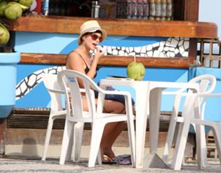 Bruna Linzmeyer feet photo thumbnail