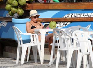 Bruna Linzmeyer feet photo thumbnail