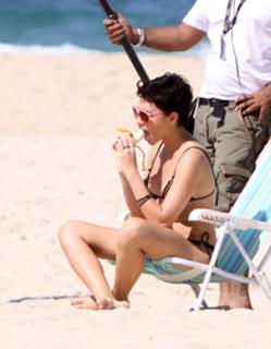 Bruna Linzmeyer feet photo thumbnail