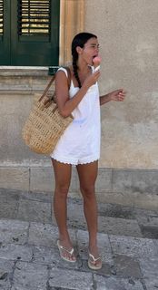 Bruna Marquezine feet photo thumbnail