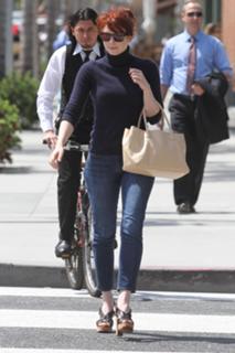Bryce Dallas Howard feet photo thumbnail