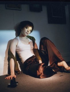 Bryce Dallas Howard feet photo thumbnail