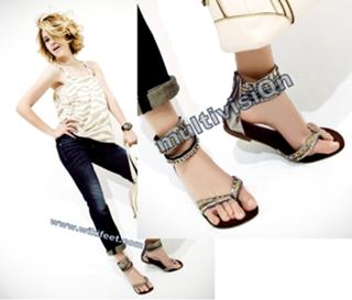 Burcu Esmersoy feet photo thumbnail