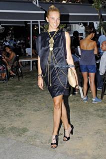 Burcu Esmersoy feet photo thumbnail