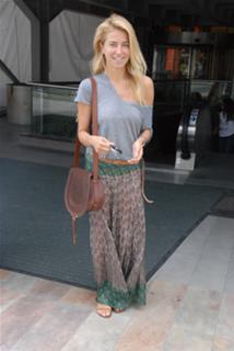 Burcu Esmersoy feet photo thumbnail