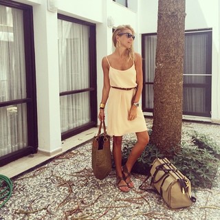 Burcu Esmersoy feet photo thumbnail