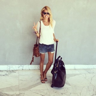 Burcu Esmersoy feet photo thumbnail