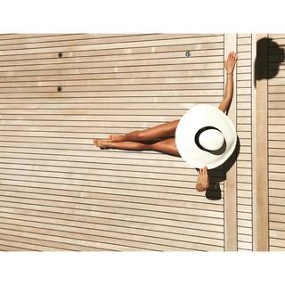 Burcu Esmersoy feet photo thumbnail