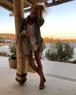 Burcu Esmersoy feet photo thumbnail