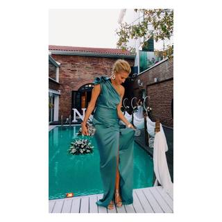 Burcu Esmersoy feet photo thumbnail