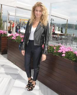 Burcu Esmersoy feet photo thumbnail