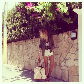 Burcu Esmersoy feet photo thumbnail