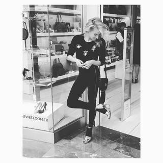 Burcu Esmersoy feet photo thumbnail