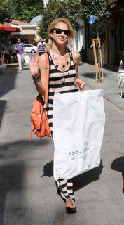 Burcu Esmersoy feet photo thumbnail