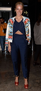 Burcu Esmersoy feet photo thumbnail