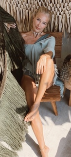 Burcu Esmersoy feet photo thumbnail