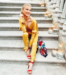 Burcu Esmersoy feet photo thumbnail