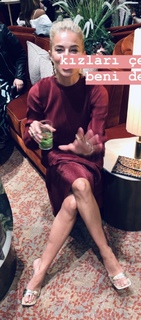 Burcu Esmersoy feet photo thumbnail