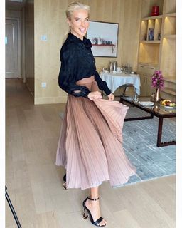 Burcu Esmersoy feet photo thumbnail