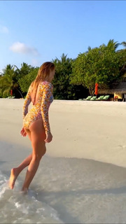 Burcu Esmersoy feet photo thumbnail