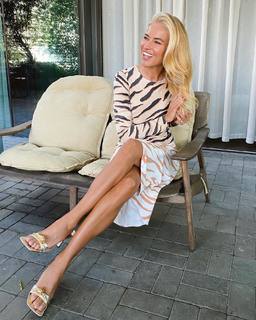 Burcu Esmersoy feet photo thumbnail