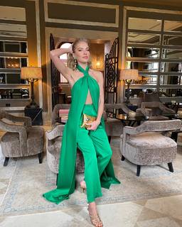 Burcu Esmersoy feet photo thumbnail