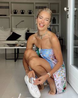 Burcu Esmersoy feet photo thumbnail